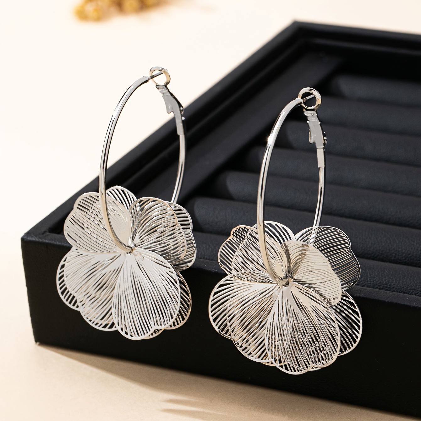 TEMU Une paire de créoles tendance pour femme, avec un motif floral élégant, de luxe léger, et exagéré, adaptées pour un , les vacances et cadeau