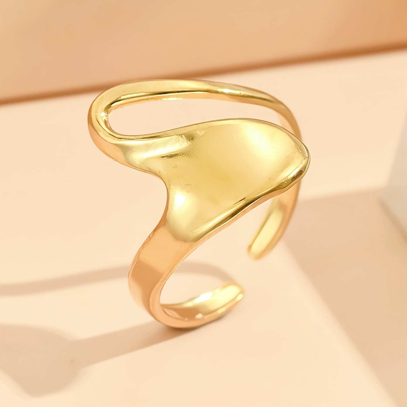 E-shop Ein unregelmäßig geschwungener Ring, einfacher, eleganter und luxuriöser Ring, Damenring, Damen Schmuck, Damen Geschenk, 304 Edelstahl Ring,
