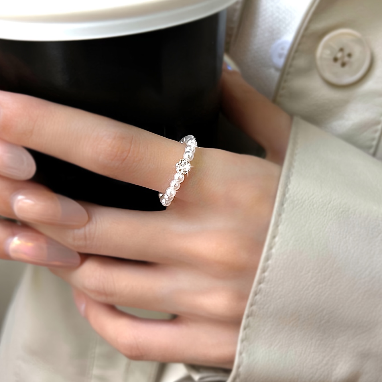 

Bague de , en perles de plastique , accessoire de polyvalent et les fêtes.