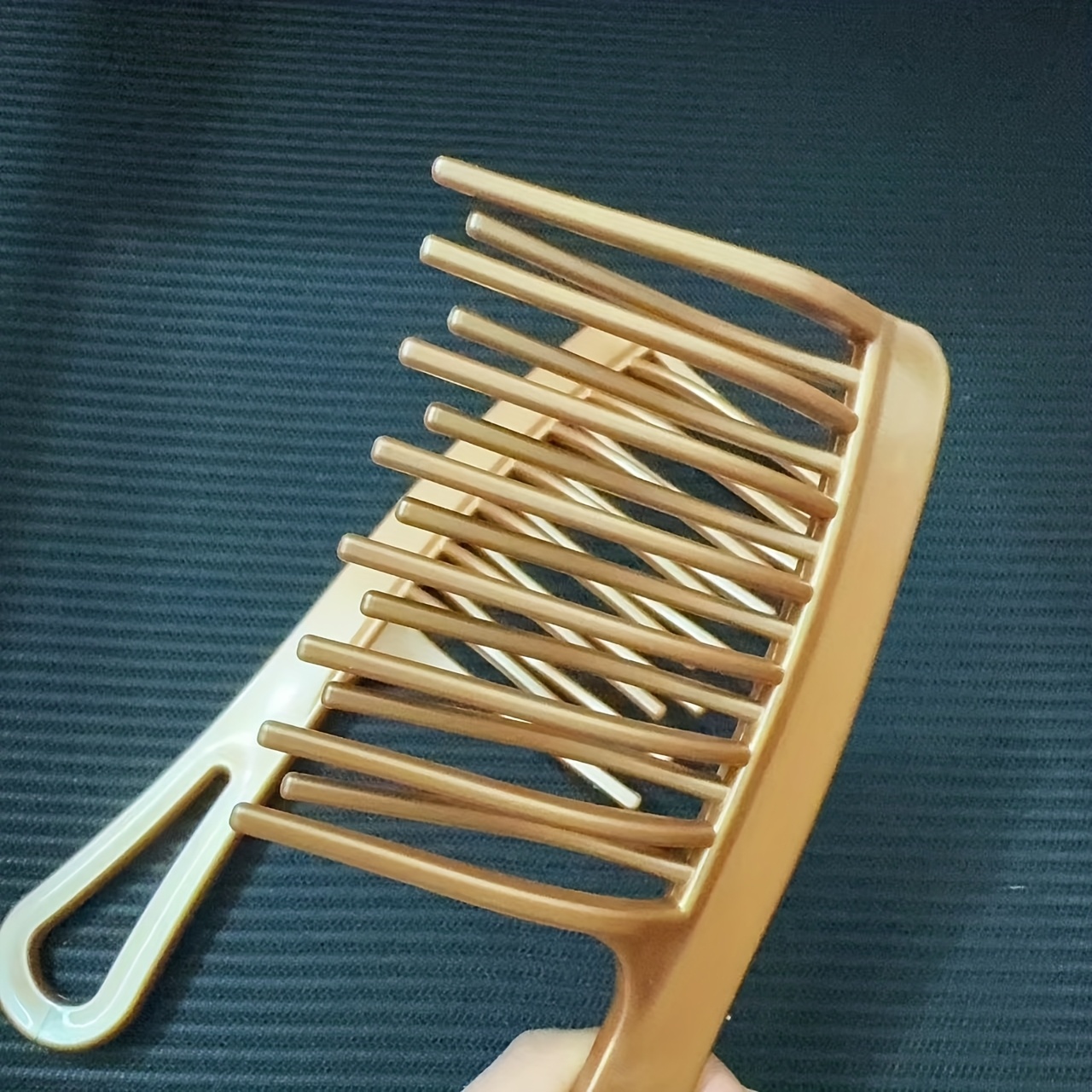 Un peine imprescindible para mujeres con cabello largo y rizado, con un diseño grande de doble diente y una parte superior esponjosa. Es antiestático, suave y liso, lo que lo hace esencial para el peinado. El peine tiene un mango de plástico duradero y dientes flexibles.