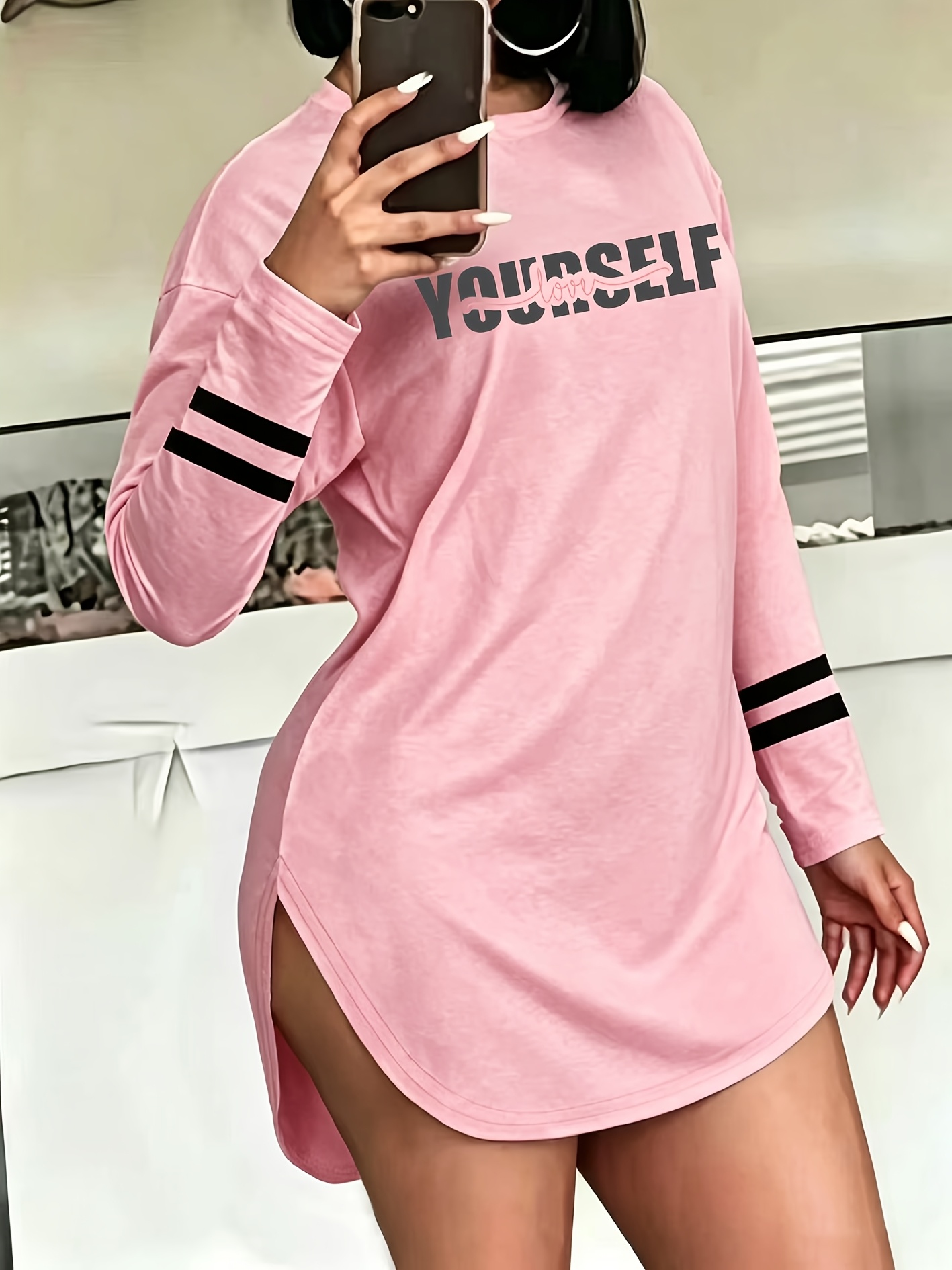 t-shirt-oversize-femme-streetwear T-shirt sexy streetwear à manches longues et épaules tombantes avec fente latérale, style américain
