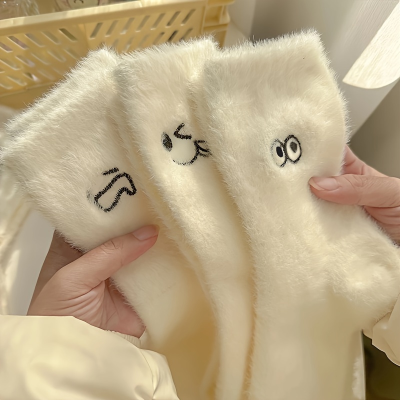 

3/5 paires de chaussettes mi-hautes en peluche pour femmes, automne et hiver, résistantes au froid, mignonnes, décontractées, épaisses, tendance et polyvalentes.