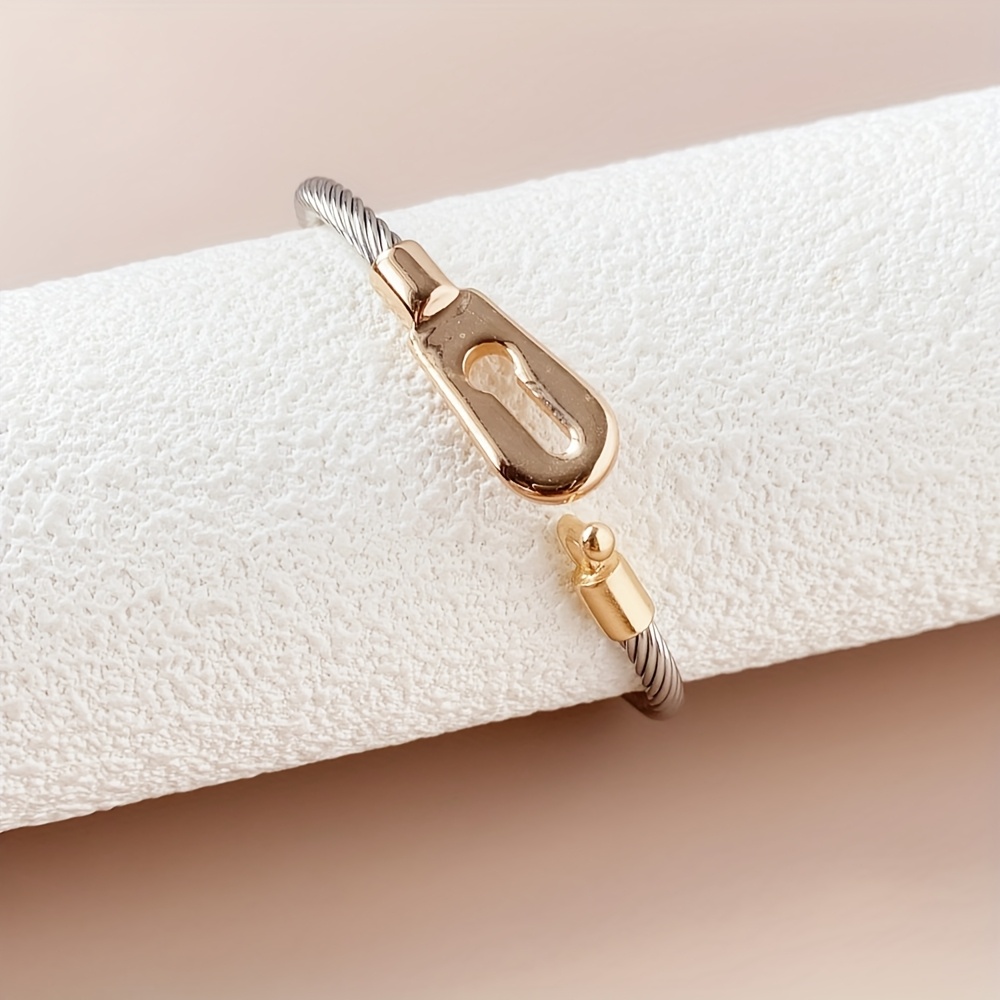 TEMU 1pc Bracelet ouvert à câble de luxe léger tendance, style rétro avec pendentif, bijou de poignet de luxe léger adapté pour , la rue, les snap,