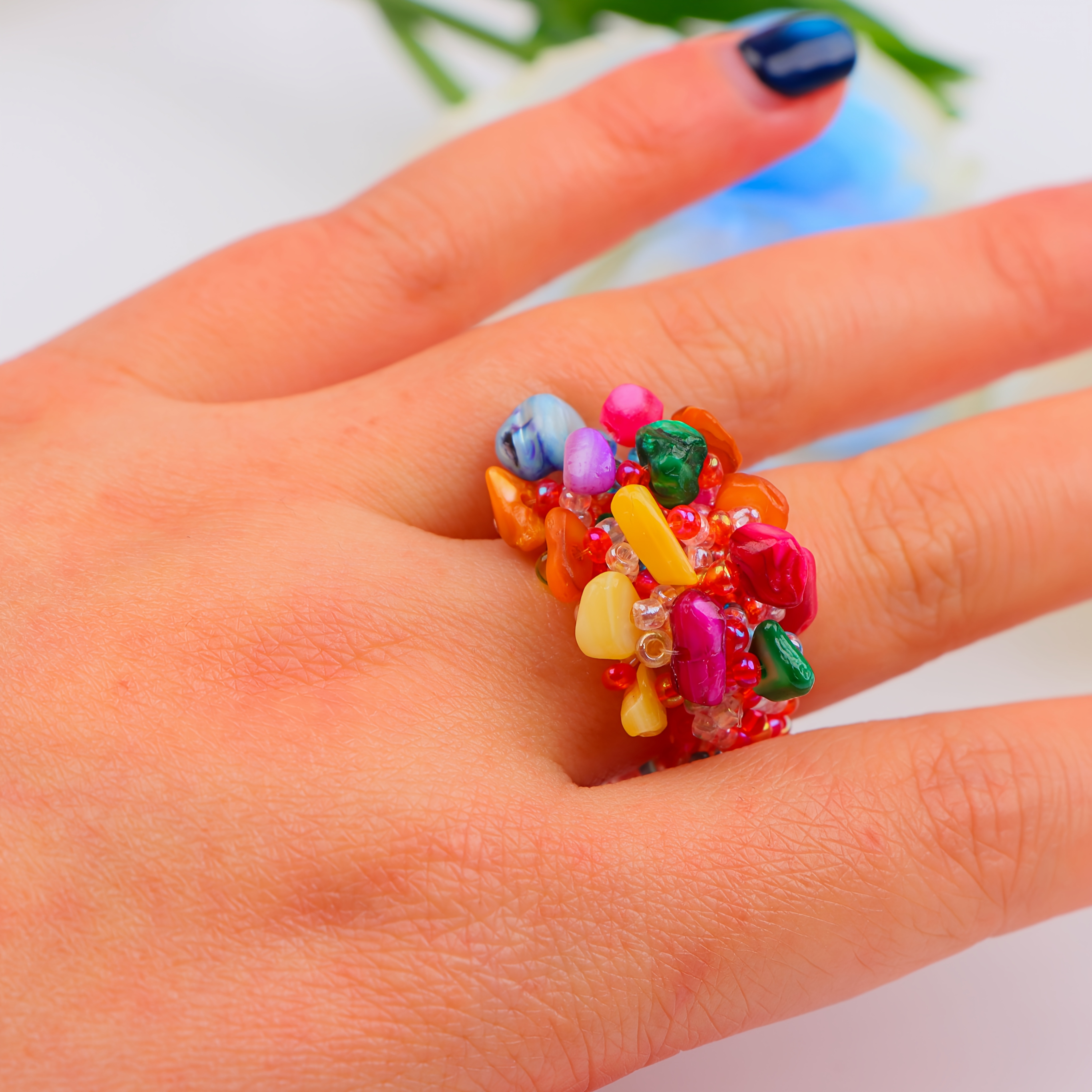 טבעת אלסטית בוהמית אחת בעבודת יד עם חרוזי אורזנים צבעוניים, מוש, תכשיטים וצבעוניים למסיבות, חופשות וללבוש יומיומי, מתאים לגברים ולנשים כאחד