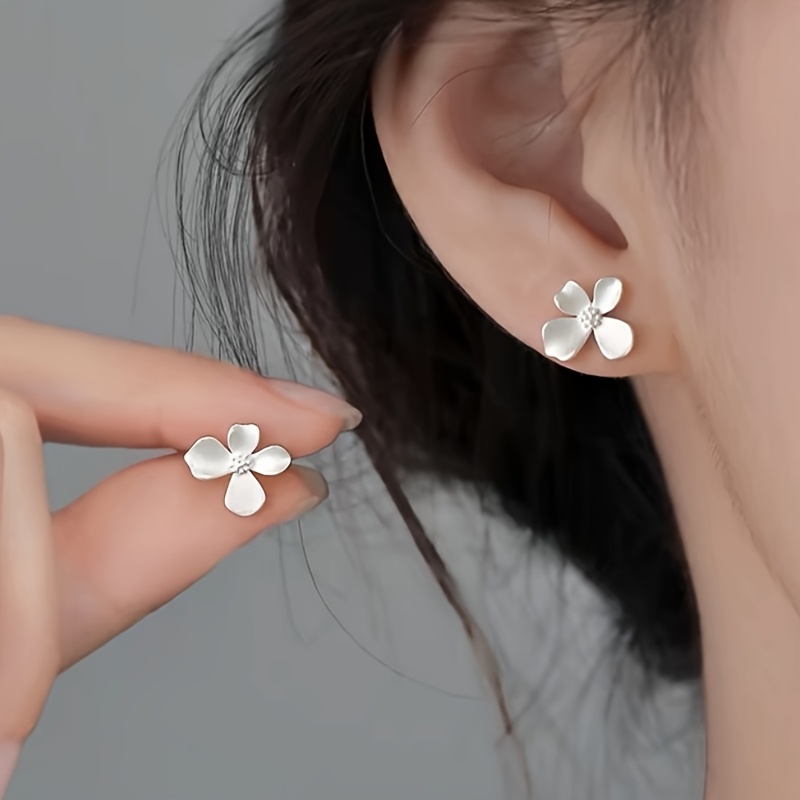 Women's Vintage Flower Stud Earrings — Everyday Wear
