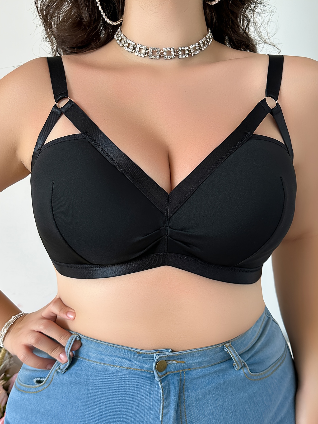 1pc Plus Size Women'S Sexy V-Neck Cut-Out Bralette, Polyester Knit Fabric, Medium Stretch, Solid Color, Collarless, Wire-Free, No Padding, Pullover Style