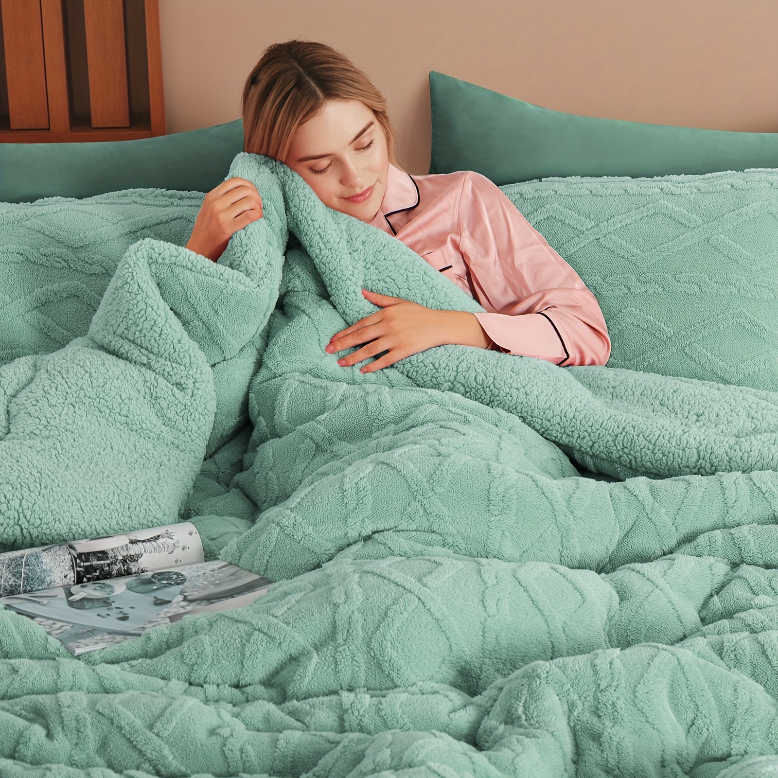1pc Pink Plush Fleece Quilt - Thick, Warm, And Hypoallergenic, Soft Quilted Design For , No Duvet Cover Needed, Ideal For Bedroom And Living Area, Decor, Gift For Her