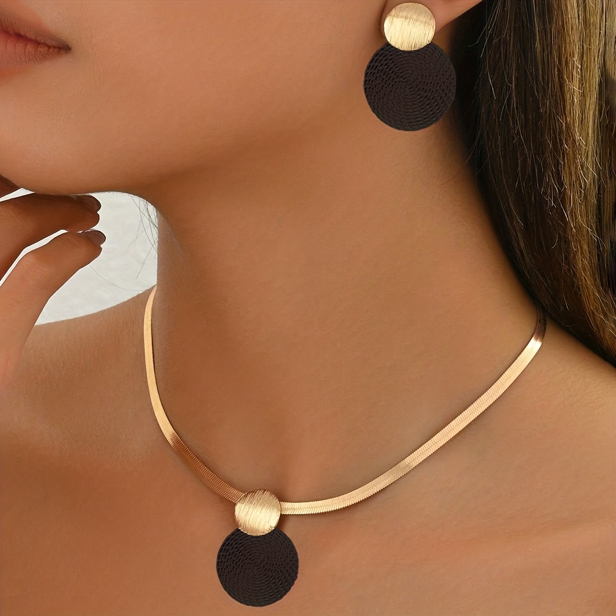 E-shop 2-teiliges Set: Elegante Halskette Ohrringe für Damen, Moderne Gold-Schwarz Zweifarben Flache Schlangenkette mit Geometrischem Spiralrundem
