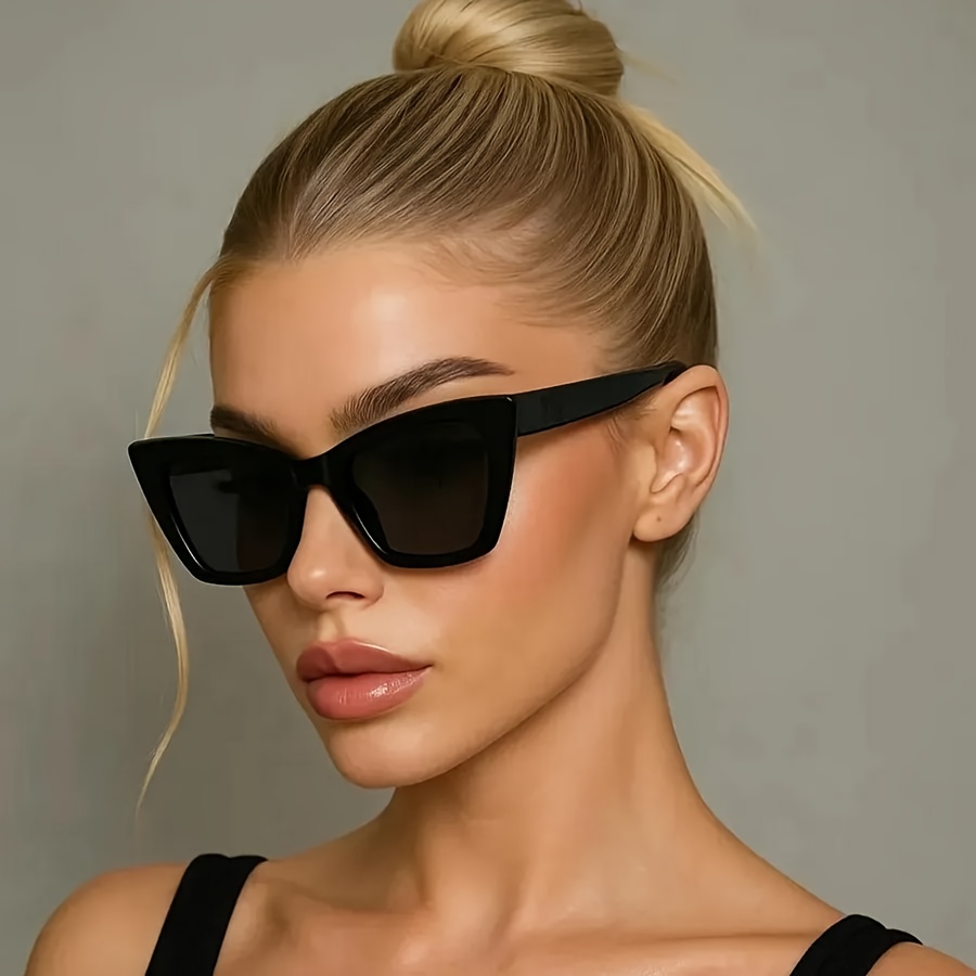 Vintage Punk Black Cat-Eye Glasses, Stylish Retro Decorative Eyewear for Women, Unique And Durable PC Glasses, Perfect for Parties And Back-To-School Season