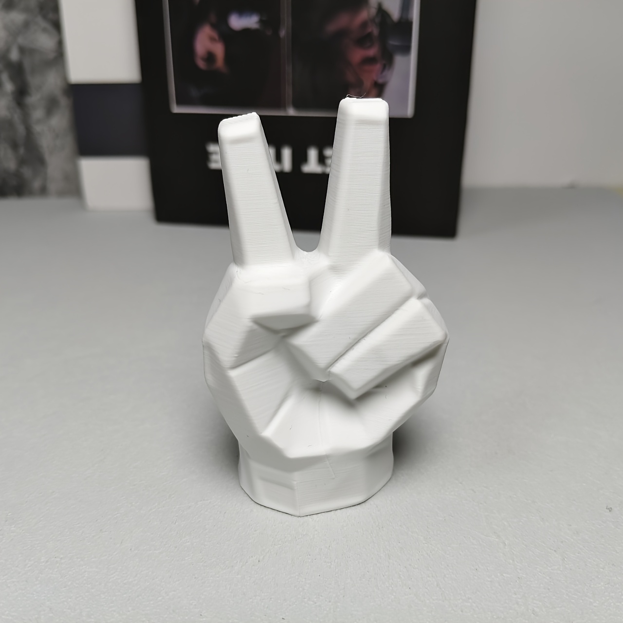 E-shop Elegante weiße und graue "Ja"-Handgestik-Statue - Inspirierende abstrakte Kunst für Zuhause und Büro, für Wohnzimmer, Schlafzimmer, Couchtisch -