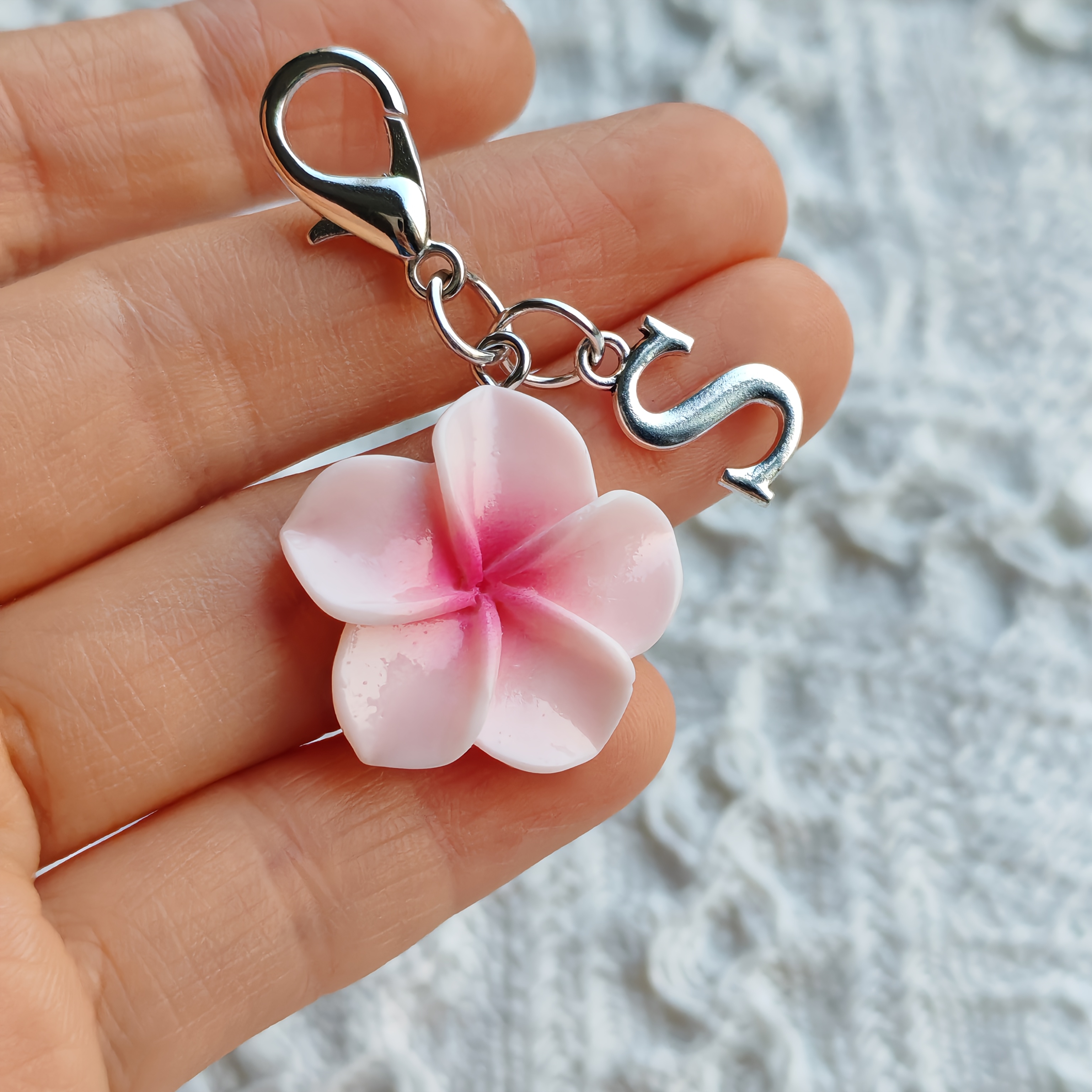 TEMU A Simulated Bauhinia, Frangipani, And Cherry Keychain Pendant With 26 English Letters Representing Initials A-z. This Gradient Five-petal Flower