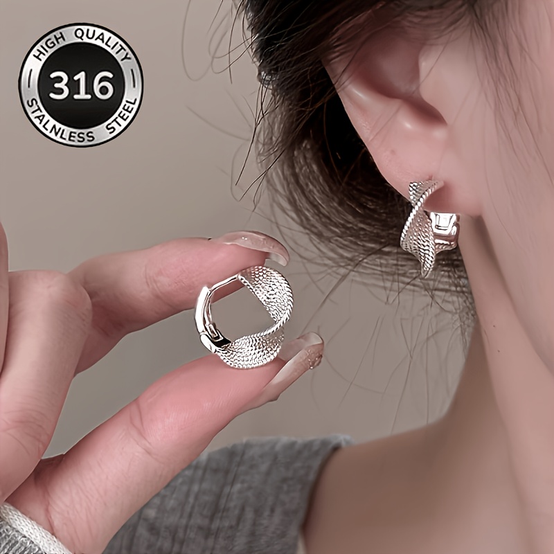 E-shop 2026 Sommer Neu - 316 Edelstahl Anti-Allergie - Weiß K Verzinkt - Anti-Oxidation - Einzigartiges Design Gedrehte Ohrring Clip, Elegante und