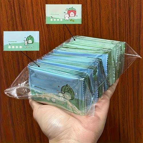 30 stück tragbare reise-feuchttücher – vliesstoff, leicht zu transportierende camping- outdoor-aktivitäten-tasche, niedliches cartoon-design, inklusive papierhandtuchhalter, outdoor-hygiene | lebendige verpackung | kompaktes design feuchttücher