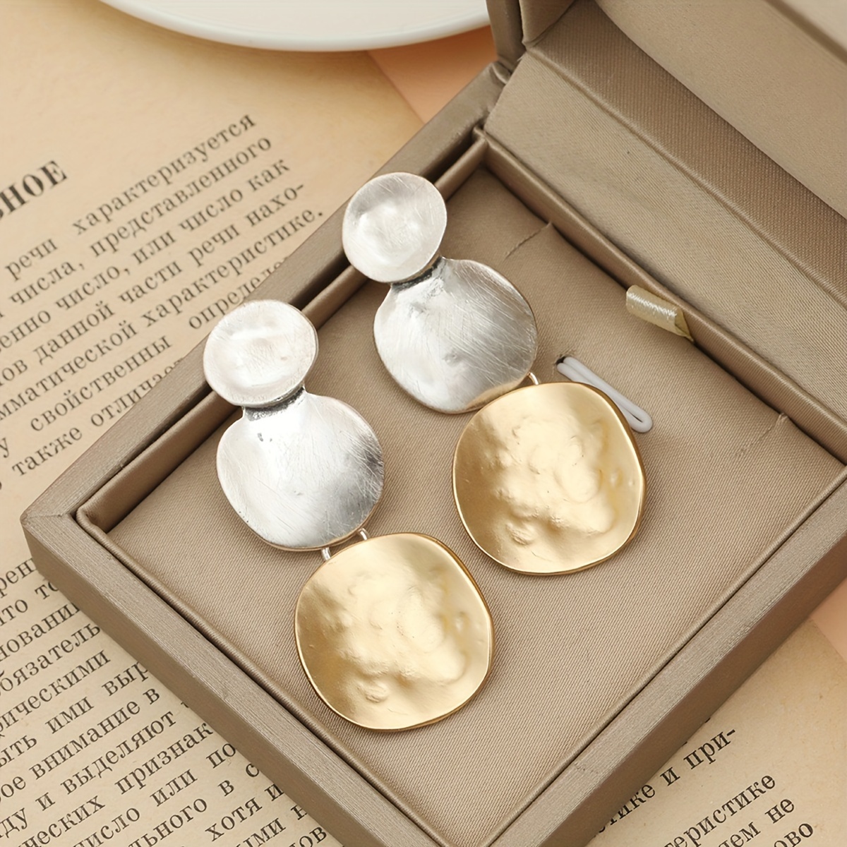 E-shop Vintage-Stil Einfache Geometrische Hängeohrringe für Frauen - 14K Goldplattierte Zinklegierung, Kein Mosaik, Modische Statement-Ohrringe für den