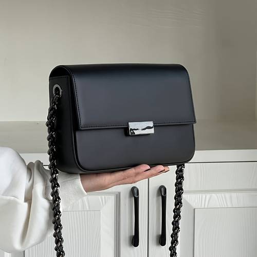 a womens shoulder bag with a fixed chain strap and metal closure a bag suitable for daily commuting and casual durable and multifunctional gift