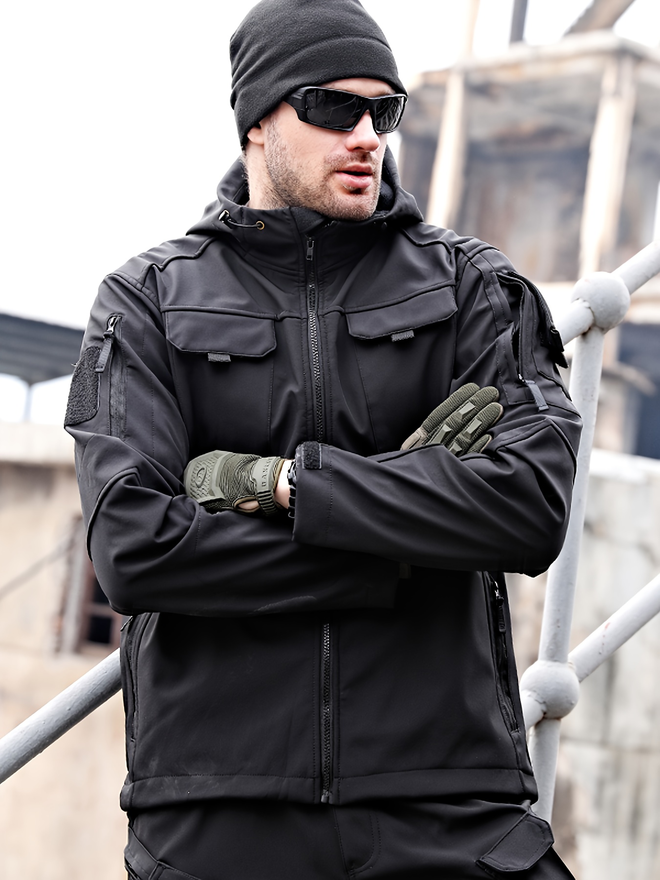 男士防风抓绒夹克 多口袋战术风衣，专为户外探险设计抓绒内衬保暖面料，冬季徒步、滑雪、露营、狩猎理想之选可机洗户外冬装，人体工学剪裁配腰带环，稳固贴合身形专为男士雪地户外活动与登山远足打造 商品详情 1