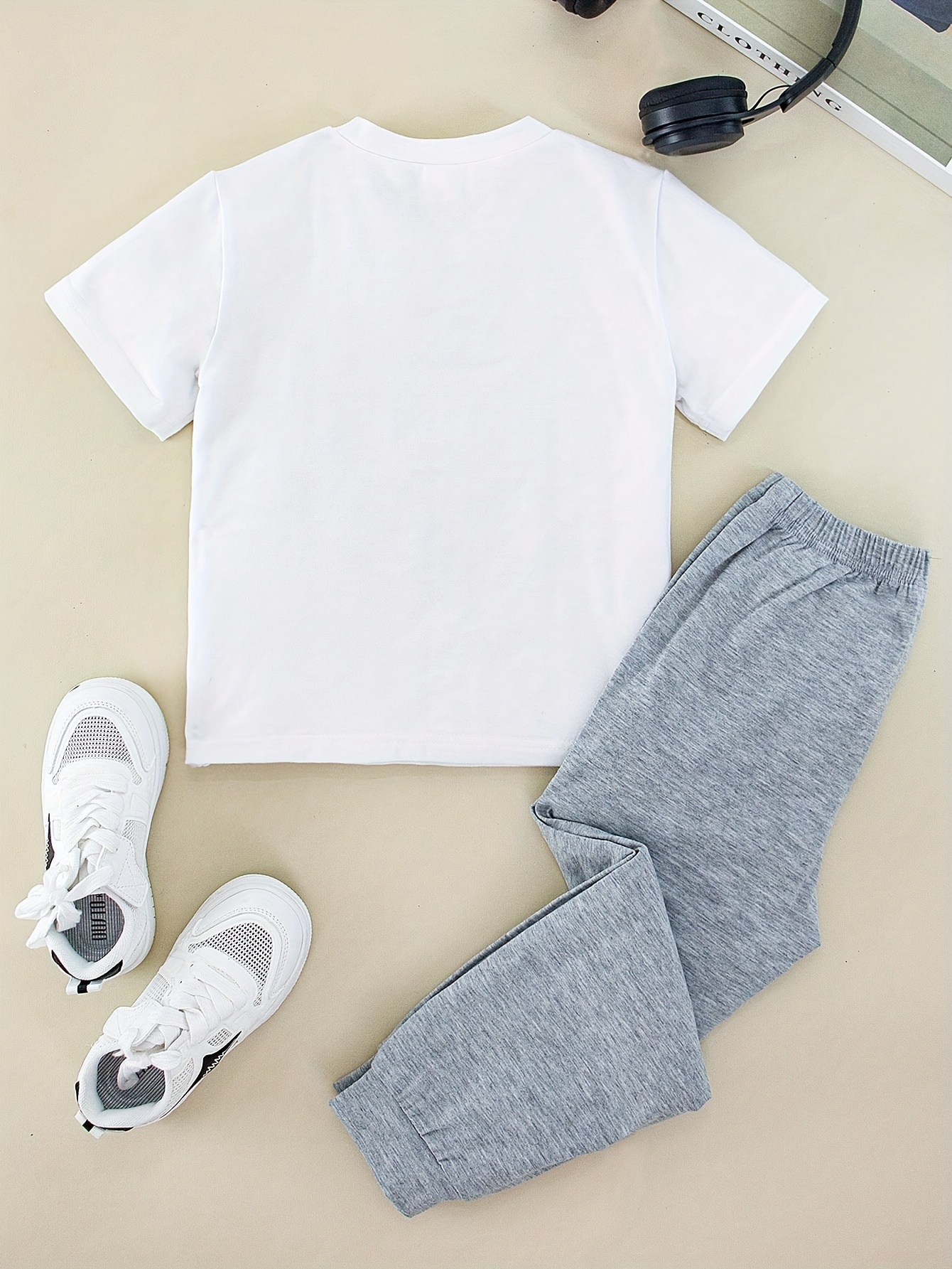 A Set of Two Pieces Featuring a Print of The Letters 'Los Angeles', Including a Stylish And Casual Short-Sleeve T-Shirt with a Round Neck And Long Pants for Boys, for Outdoor