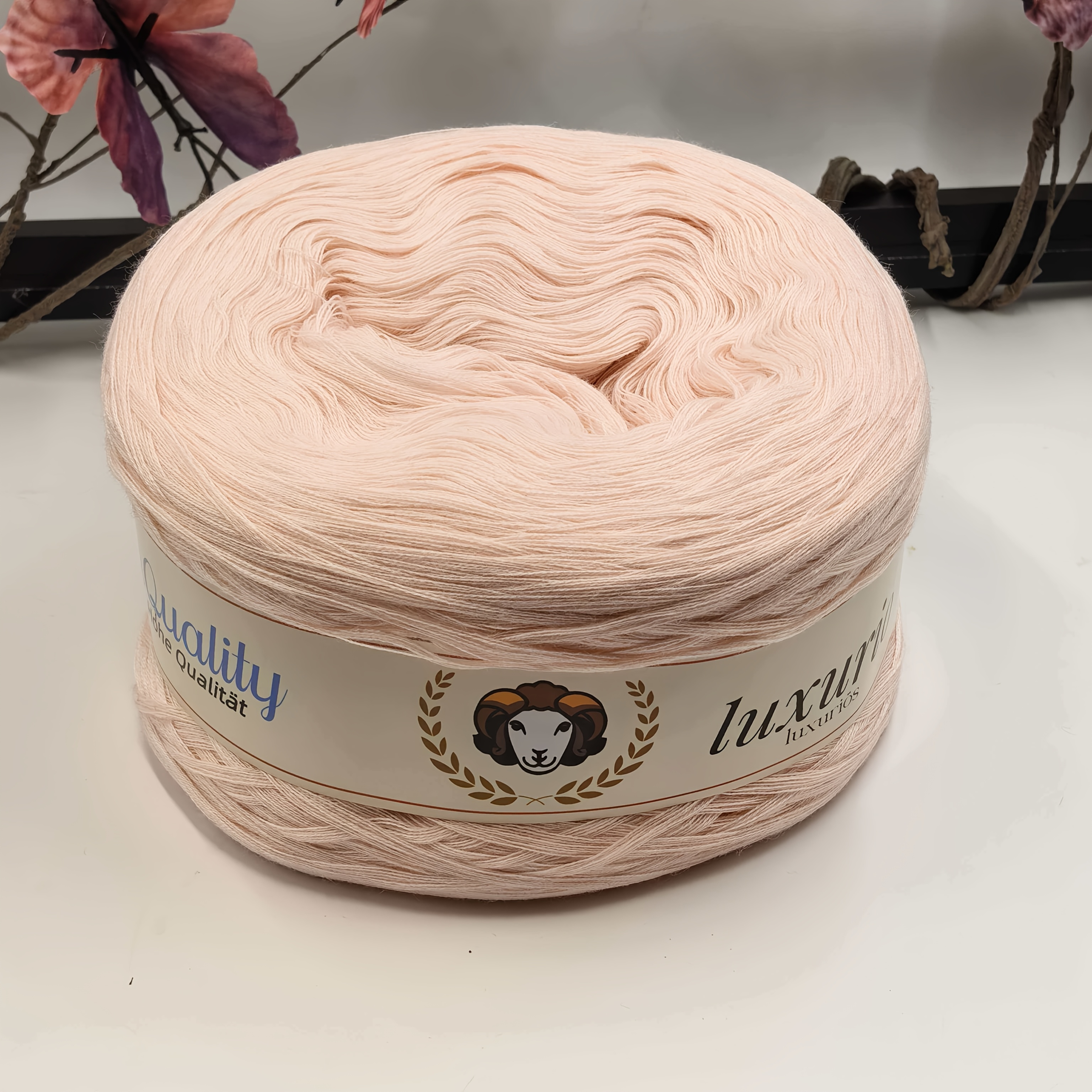 2 vnt. 500G daugiasluoksnės pinta siūlų rinkinys, minkštas ir švelnus, ryškiaspalvis, vienoda storis, gerai išlaiko šilumą, tinka smėlio spalvos darbams, idealus pasirinkimas megzti/vinoti megztinius, šalikus, padėkliukus, kilimus, šalikus, kepurės, batus