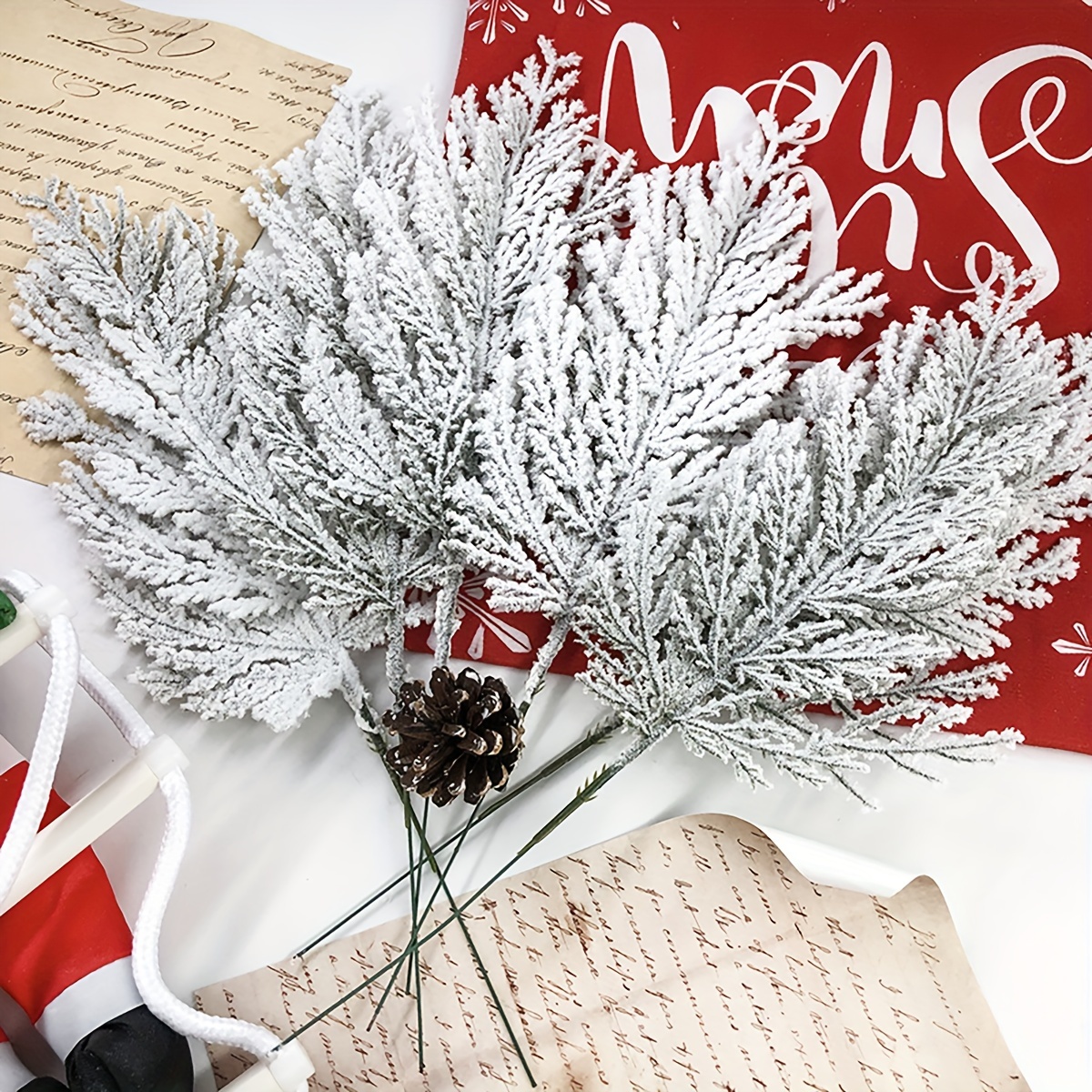 

20 Pcs AITISOR Branches de Pin Artificielles, Paillettes Fausses Fleurs Pics, Décoration de Sapin de Noël et Couronne, Fournitures d'Artisanat pour la Décoration de la