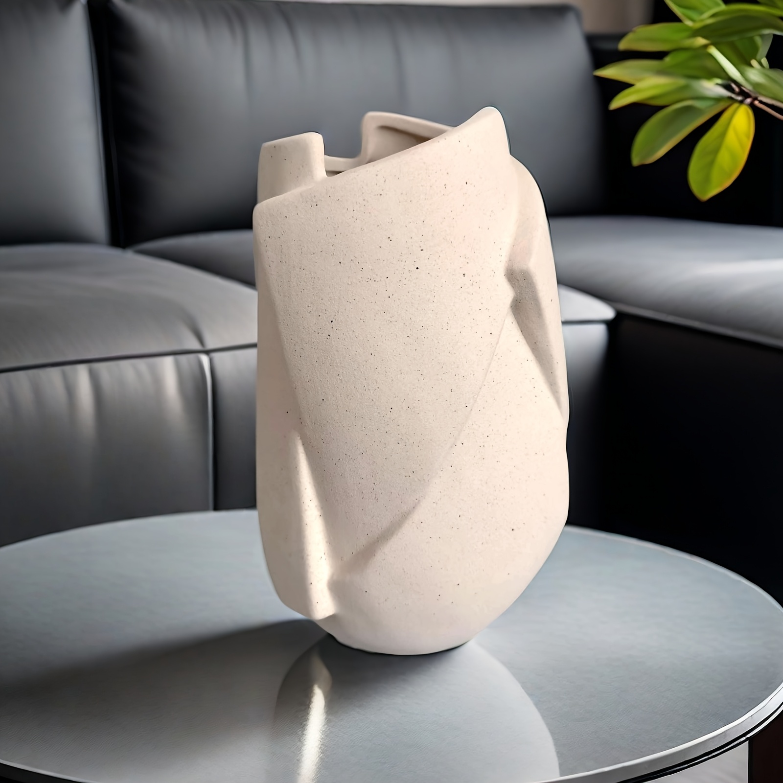 A 23cm high vase suitable for indoor and outdoor flower cultivation, with a rough surface that looks more advanced. The interior is waterproof and does not leak. It can also be used as an indoor flower insert decoration