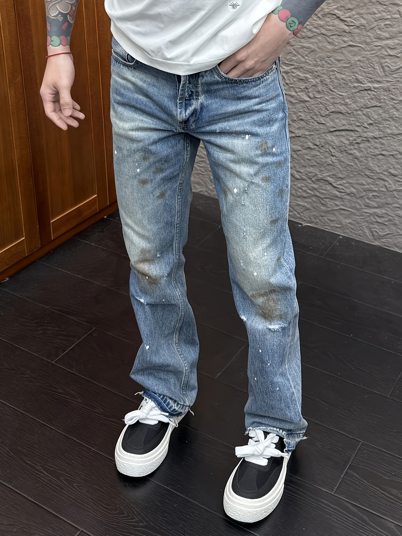 2026 Naujienos. Vyriški šviesiai mėlyni džinsai su purškimo raštu. Puikūs laisvalaikiui ir gatvės stiliui. Siauri tiesūs ilgi džinsai. Pagaminti iš minkštos, patogios medžiagos, tinkami visiems metų laikams