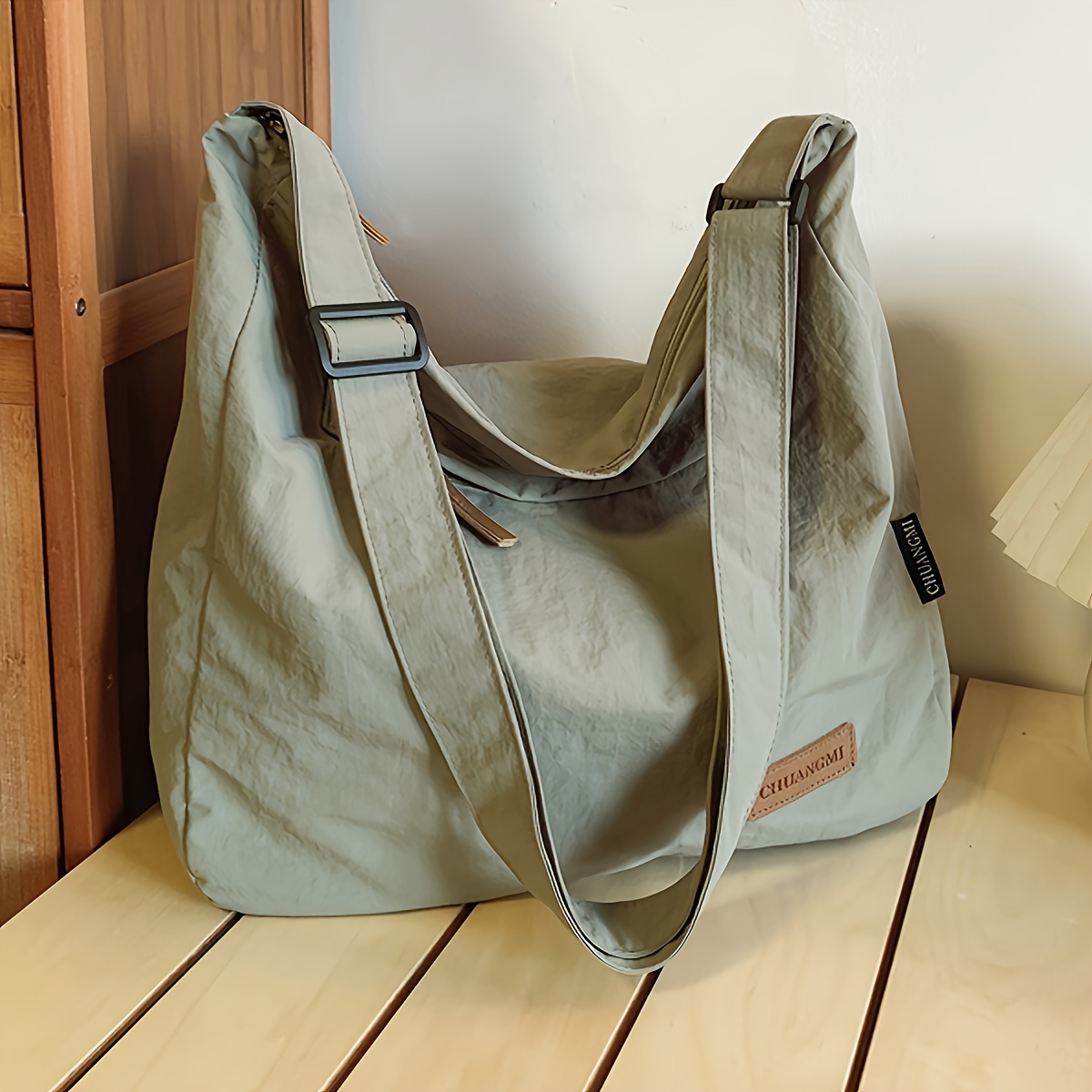 

Grand sac à bandoulière en nylon de grande capacité, sac de style décontracté avec fermeture éclair sécurisée sur le dessus, fourre-tout à la mode pour le travail et l'école