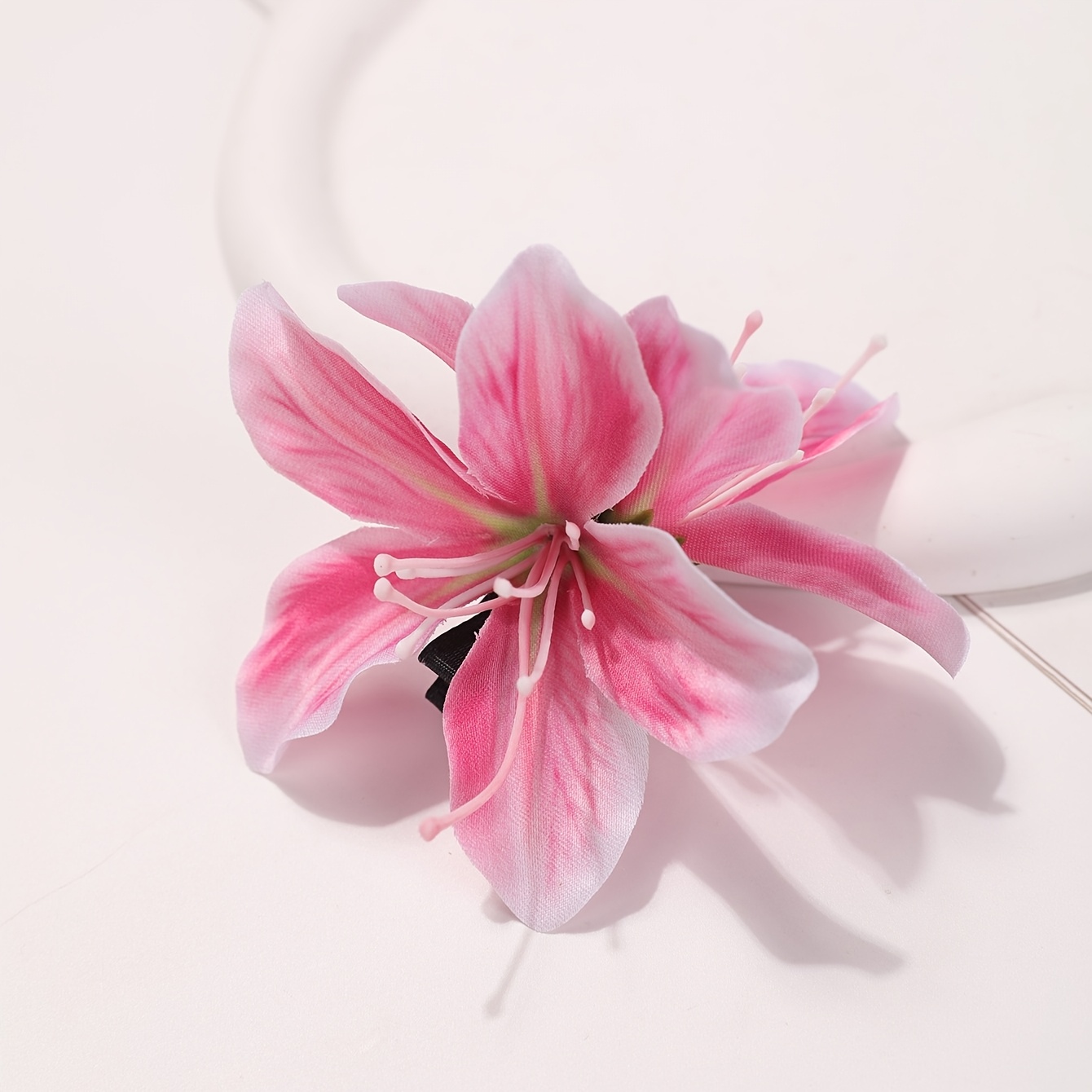 TEMU . Rosa Lilienblüten Haarspange, Seitenspange, Bohemian Style Kunstblumen Haaraccessoire, Geeignet für Hochzeiten, Strandurlaube und Shoots