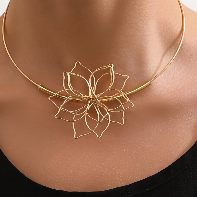 

1pc Luxurious Golden-tone Hollow Floral Choker Necklace For Women - Vintage-inspired Iron Chain With Intricate Cut-out , Casual Attire