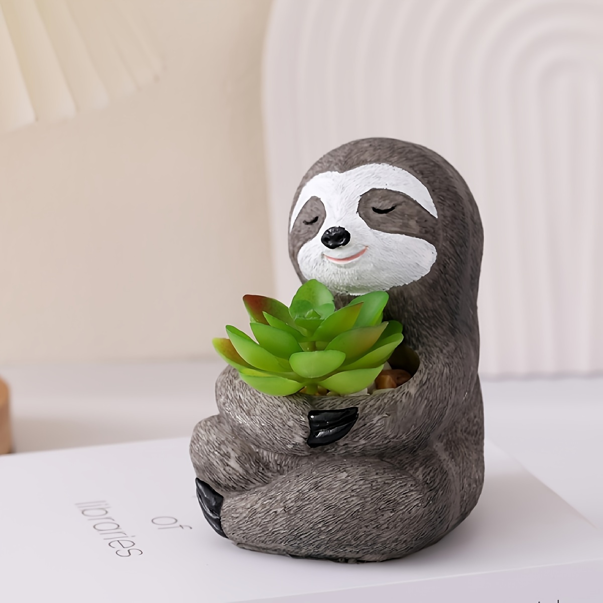 

Charming Sloth Hug Planter - Vintage Resin Animal Statue For Outdoor Garden & Balcony Decor, Perfect For New Year's Day