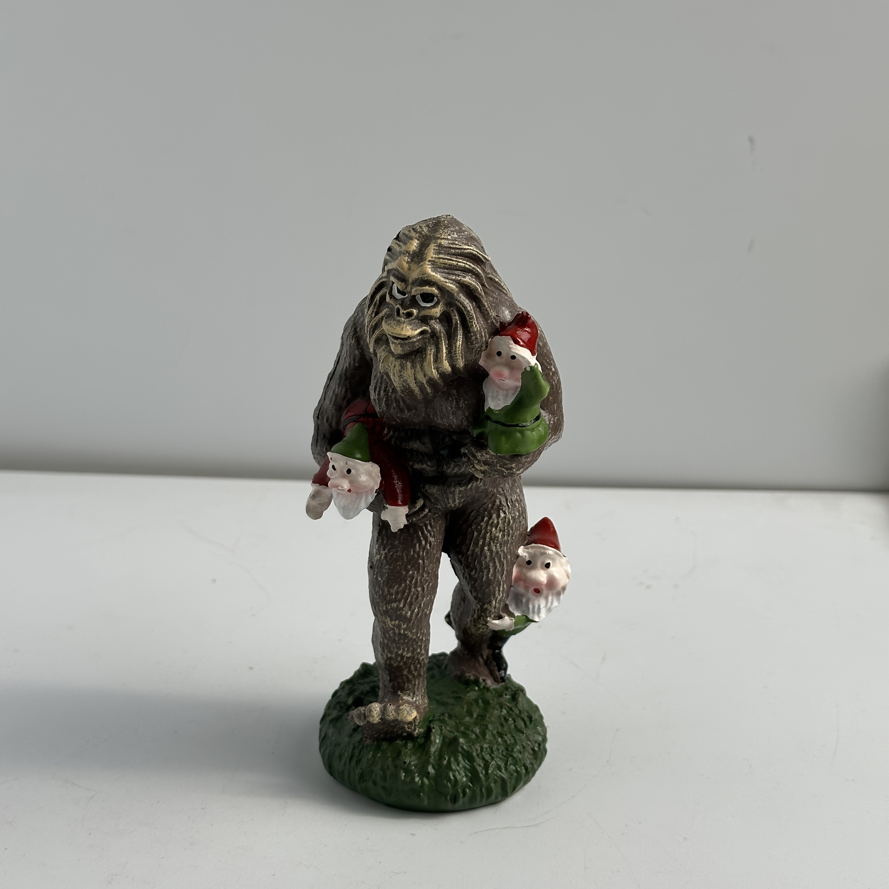 TEMU A Single Statue Of A Gorilla A Dwarf, Designed For Outdoor Use, Showcasing The Between The Gorilla And The Elf. This Garden Ornament Is Suitable