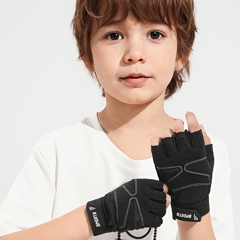 A Pair Of Outdoor Sports Gloves For Children, Suitable For Activities Like Hiking, Designed For Kids Aged 3 To 8, Featuring Breathable And Sweat-absorbing Materials