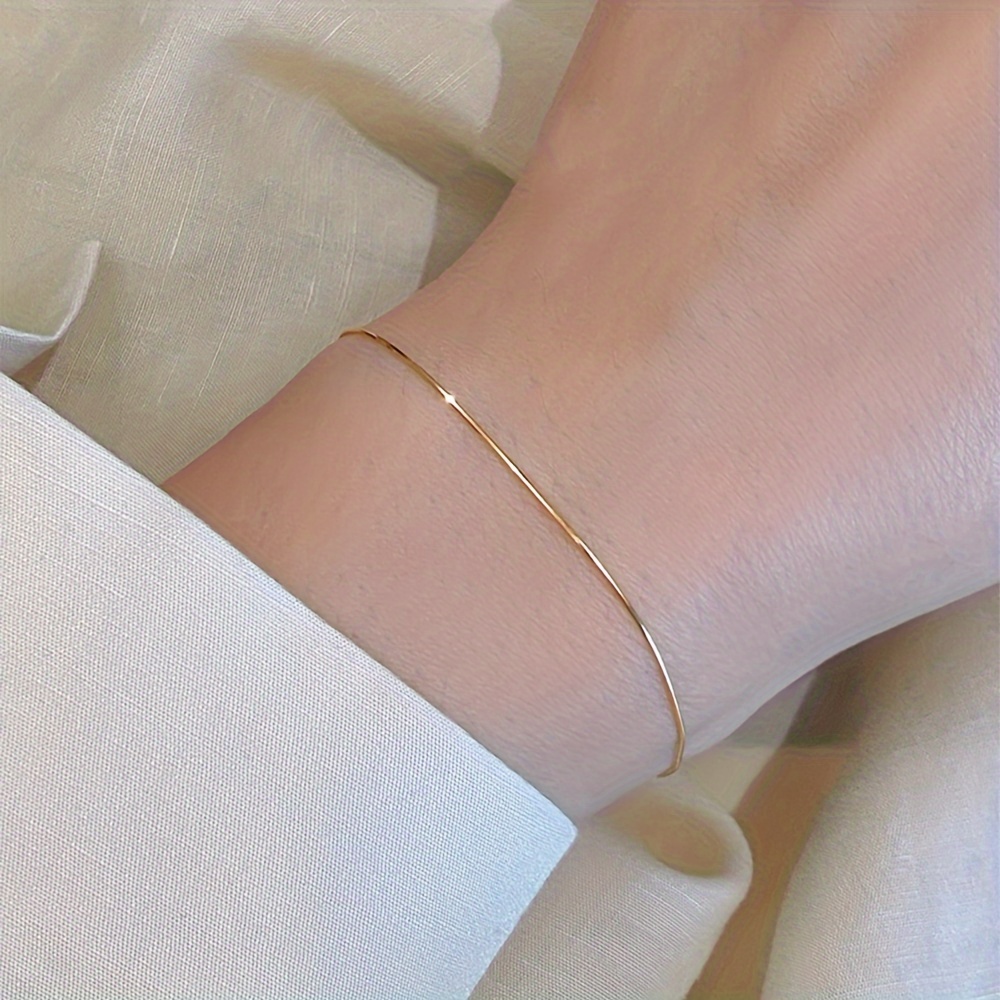 A Fashionable, Versatile, Stackable Stainless Steel Snake Bone Chain Bracelet For Women
