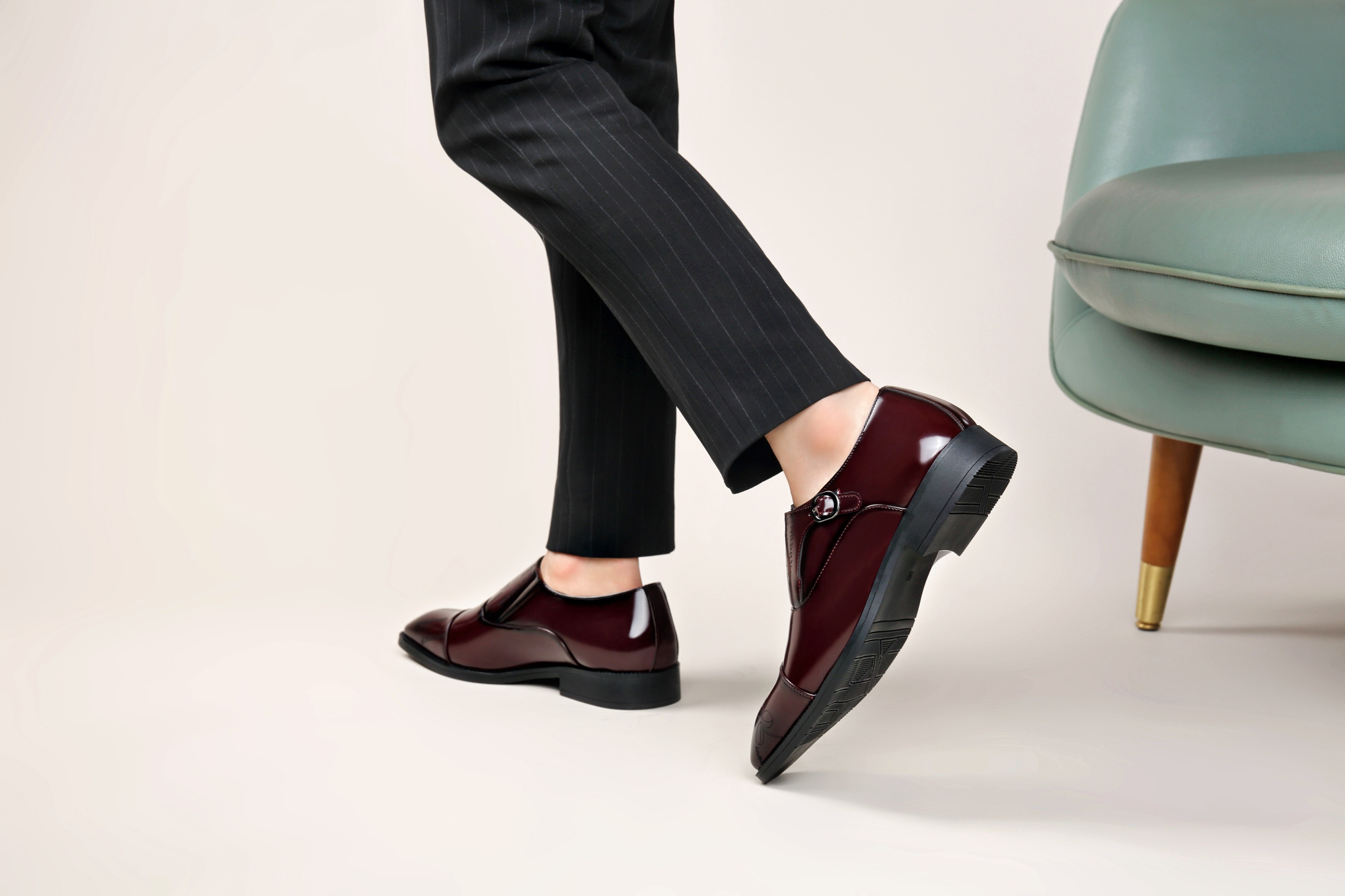 Fashionable Large Size Men'S Casual Shoes with Buckle Design, Beautiful And Elegant, Unique Pattern, Can Be Worn in All Seasons