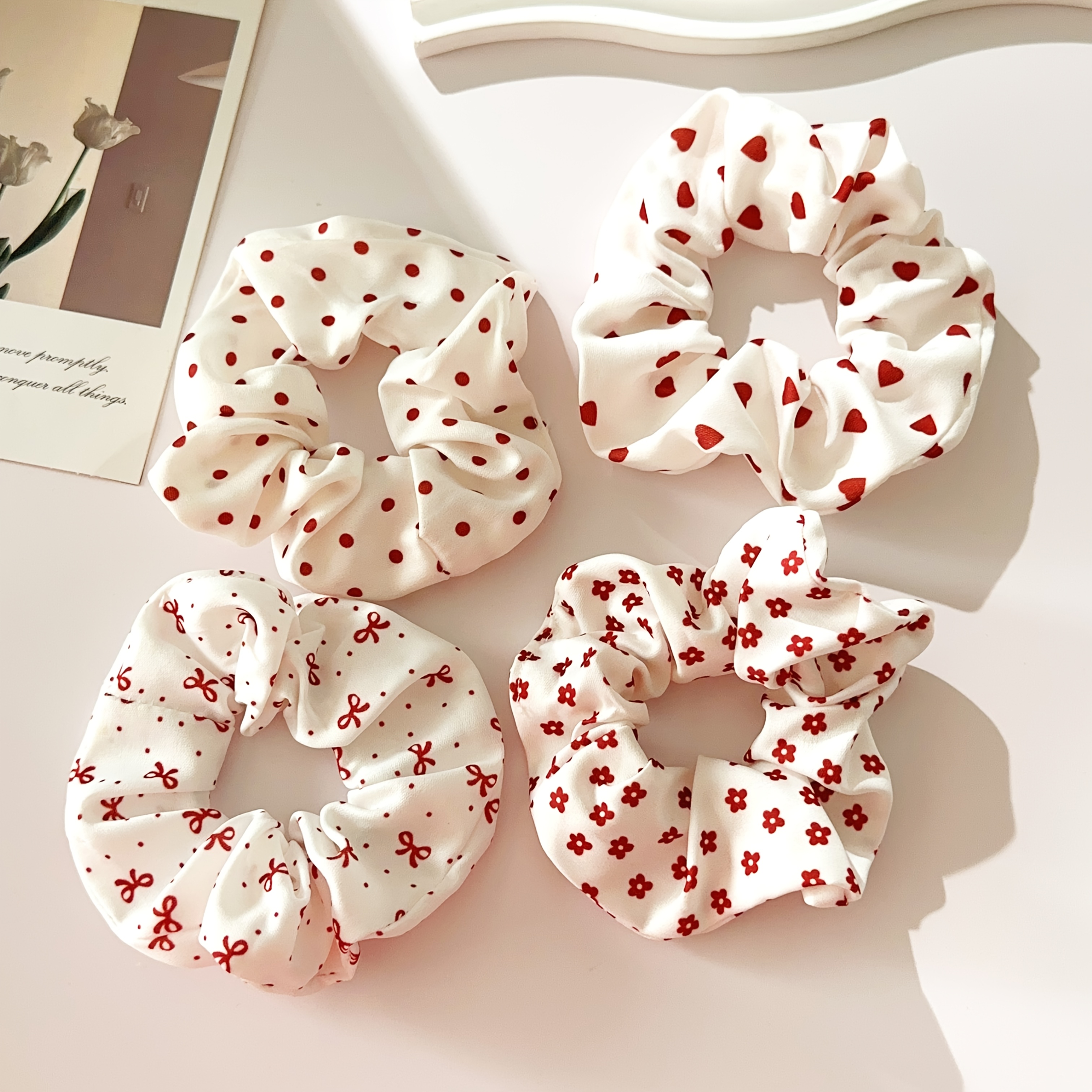 E-shop 4er-Pack süße und elegante Haargummis mit weißer Basis, Burgunder-Schleifen, Polka Dots, Herzen und Blumenmuster. Hergestellt aus weichem,