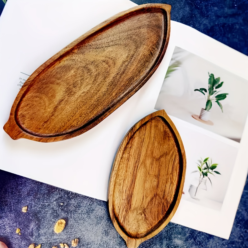 

Plateaux en bois en de feuille en bois d'acacia. Adaptés à la décoration et à en place dans . Peuvent utilisés à plusieurs fins.