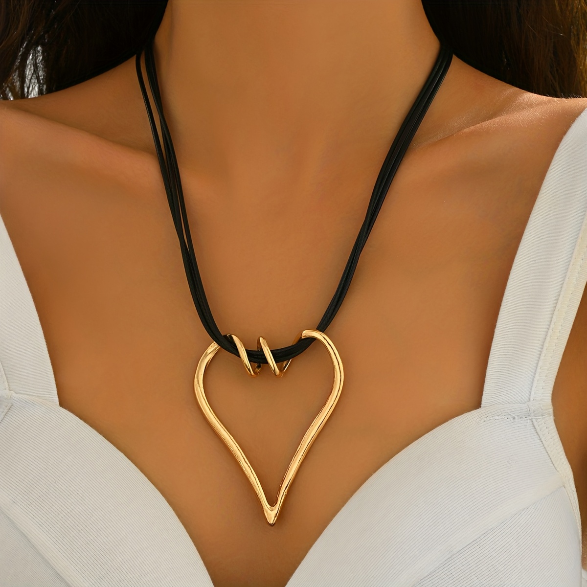 TEMU Un collier à pendentif élégant pour et l'hiver, d'un design géométrique tendance avec un pendentif cœur creux surdimensionné, complété par un