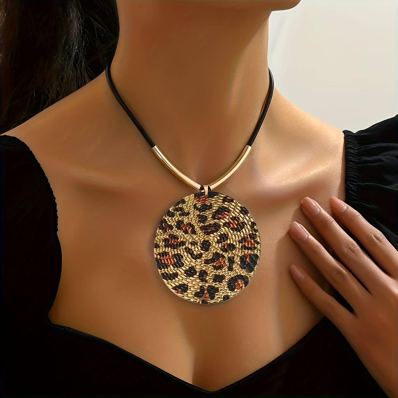 

Vintage-inspired Leopard Print Geometric Pendant Necklace - Iron, Casual Attire