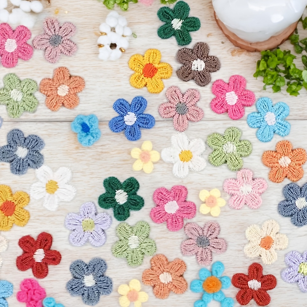 E-shop 32 Stück handbestickte Gänseblümchen für Häkelapplikationen, sortierte Farben, realistische Patches mit genähten Zentren & kleinen Knospen für