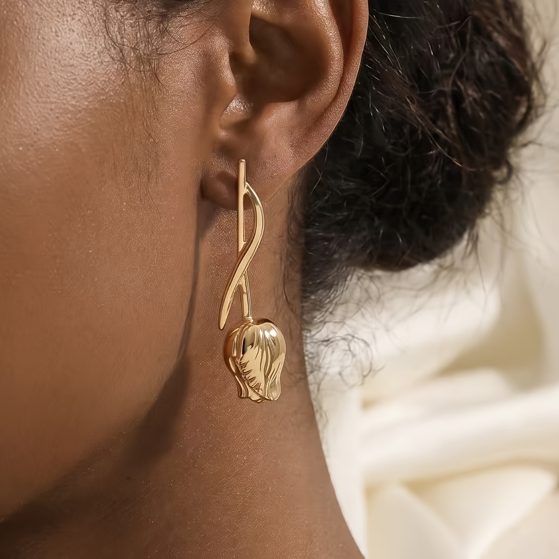 Retro Elegant Line Texture Tulip Earrings