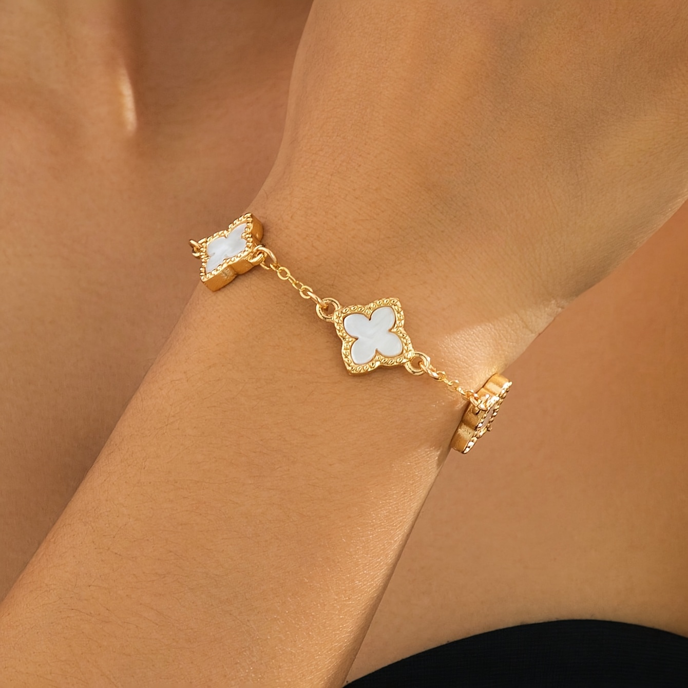 TEMU A Clover White And Pink Bracelet With Luxury, Niche And High-end Design. Retro Adjustable Bracelet To Give As A Birthday Gift To Girlfriend And