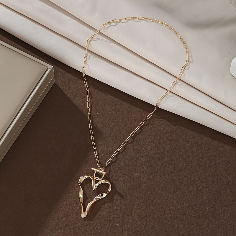 TEMU Un long collier avec un design géométrique irrégulier creux minimaliste et un pendentif de cœur exagéré, parfait pour les fêtes de tous . Cette