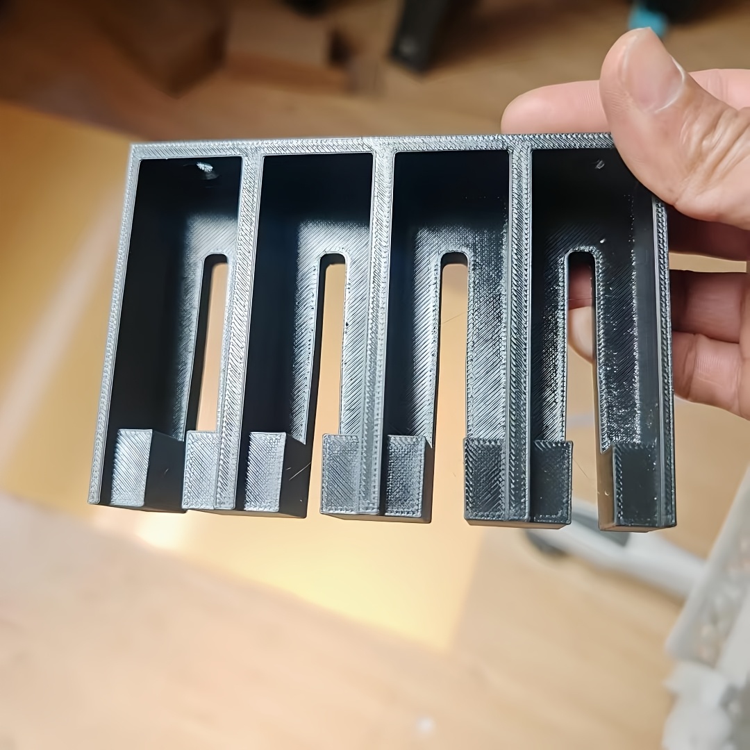 E-shop Eine einzelne Wandhalterung, entwickelt für F-Typ Klemmen, zur Organisation Ihres Arbeitsplatzes. Dieses Klemmenregal ist unverzichtbar für