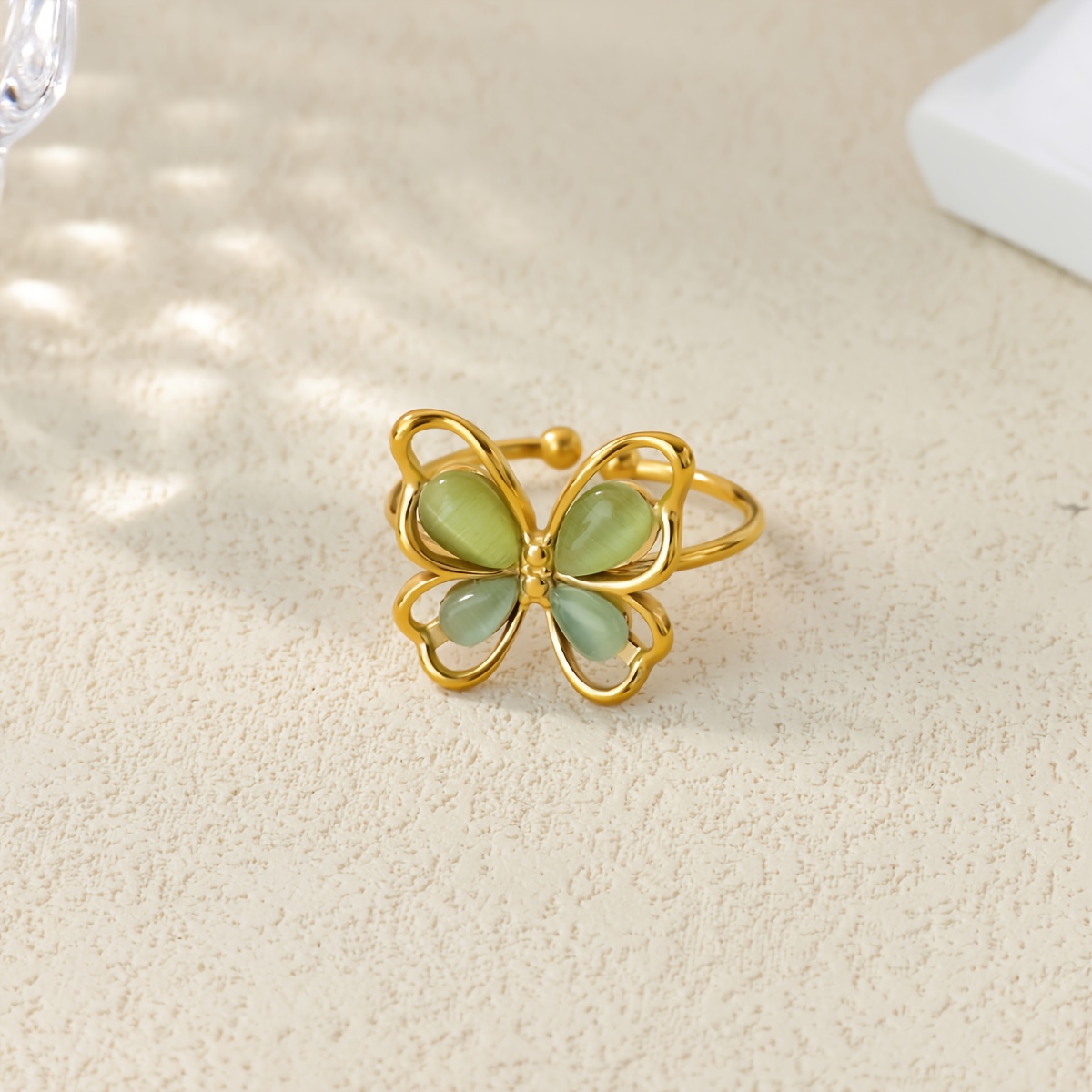 E-shop Ein eleganter und stilvoller goldener Edelstahl Schmetterling Offener Ring mit Katzenaugen-Edelstein, geeignet für den täglichen Gebrauch und