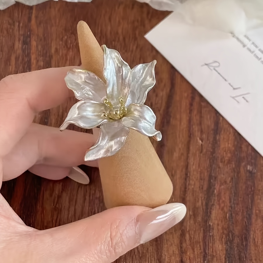 Women's Minimalist Floral Ring, Light Luxury Design