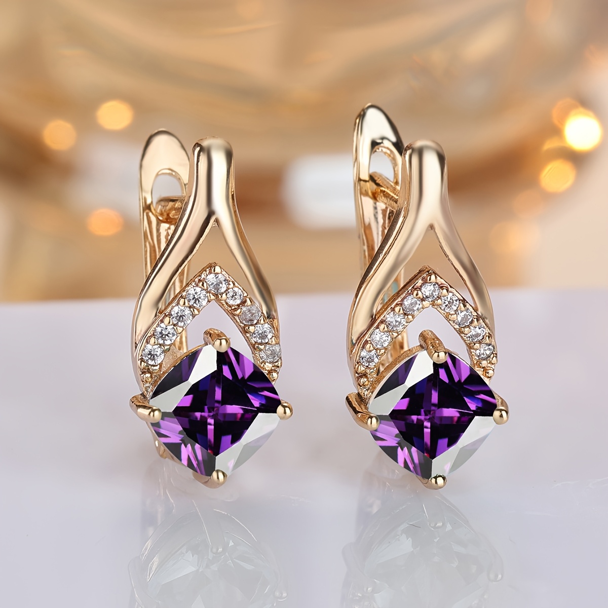 E-shop Ein Set eleganter, lila Steine Ohrhänger für Damen, mit goldenen Blumendesigns, für Hochzeiten und besondere Anlässe
