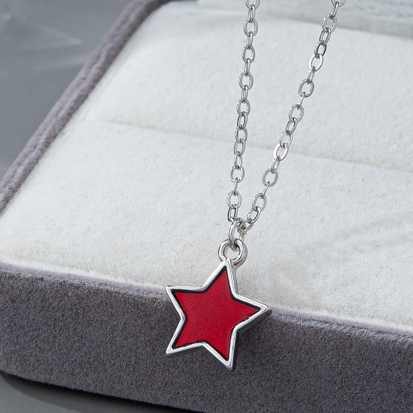 Women's Simple and Stylish Geometric Star Necklace