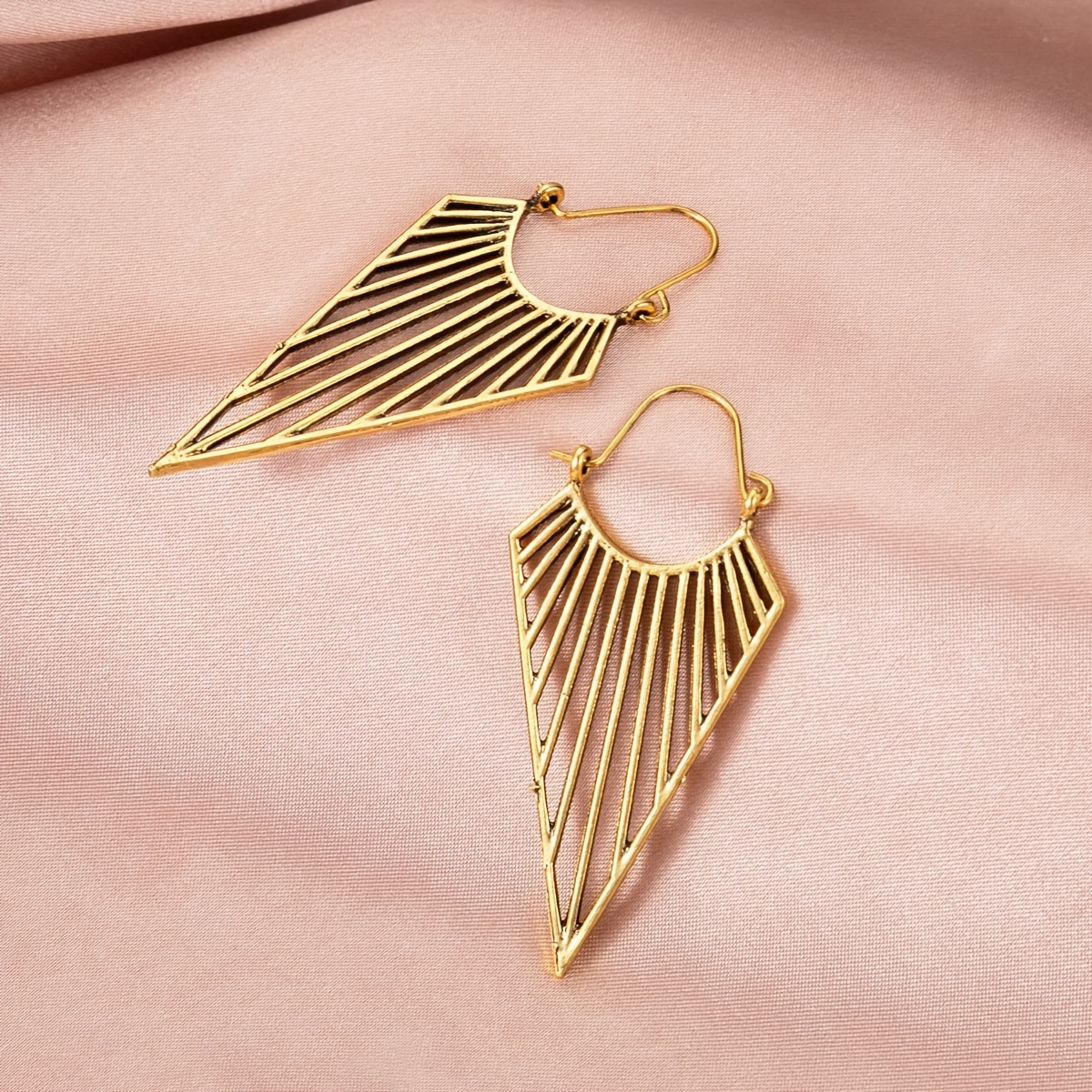 Vintage-style Triangular Line Fan-shaped Women's Earrings for Parties