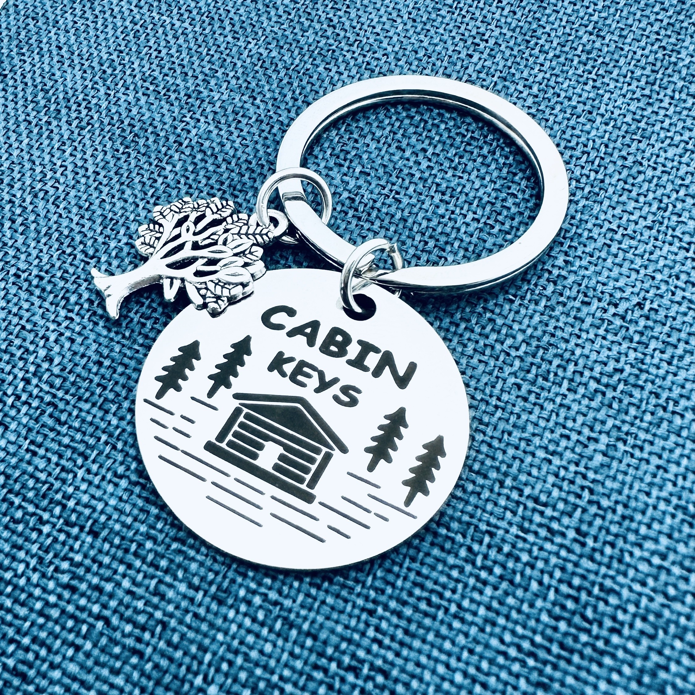 

1pc Creative Round Cabin Keychain, Cabin Key Stainless Steel Keychain, Perfect For Cabin Owners, Ideal Housewarming Gift For Family And Friends.