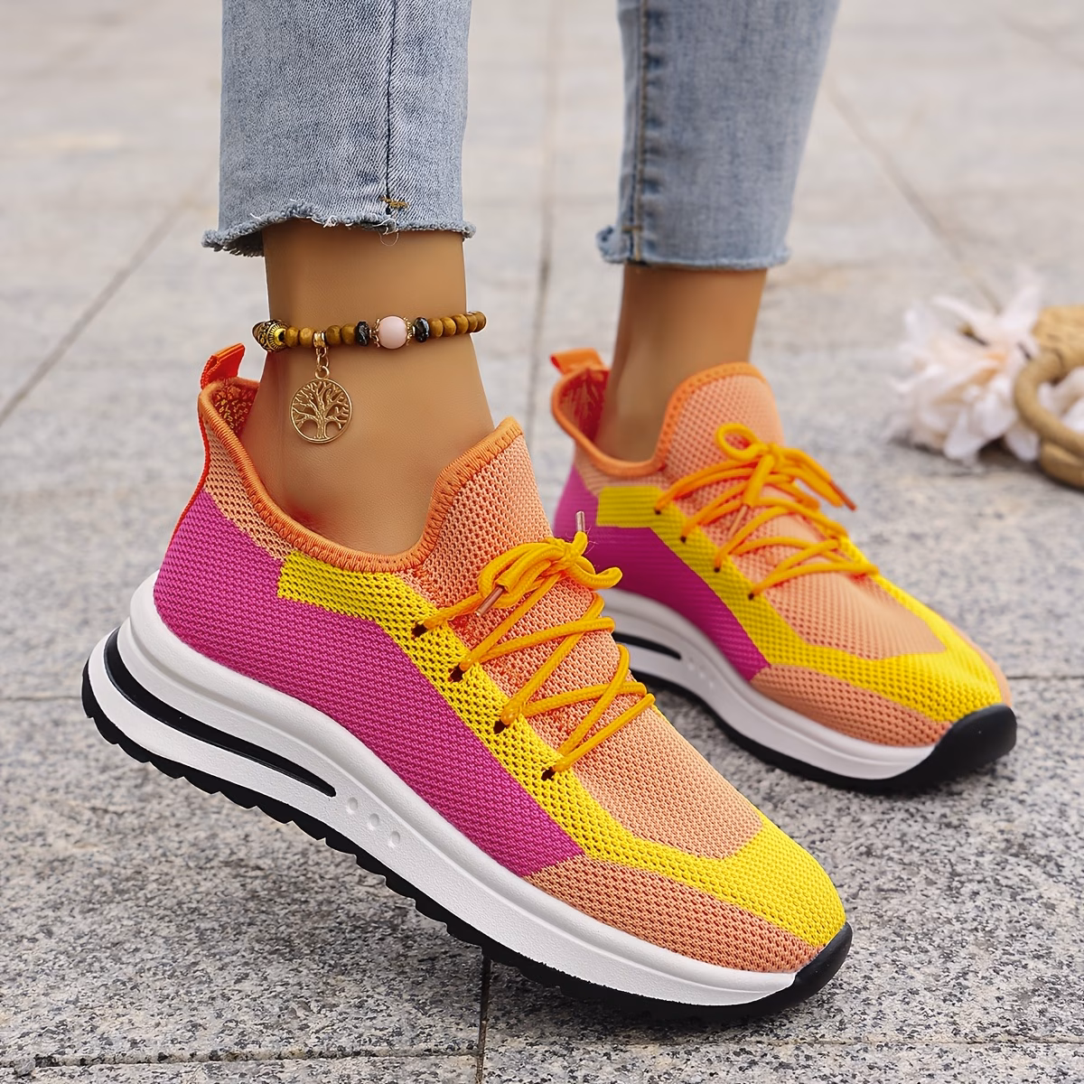 chaussures de sport tricotées, légères et polyvalentes pour femmes, disponibles en orange, jaune et rouge. chaussures pour femmes, baskets 2