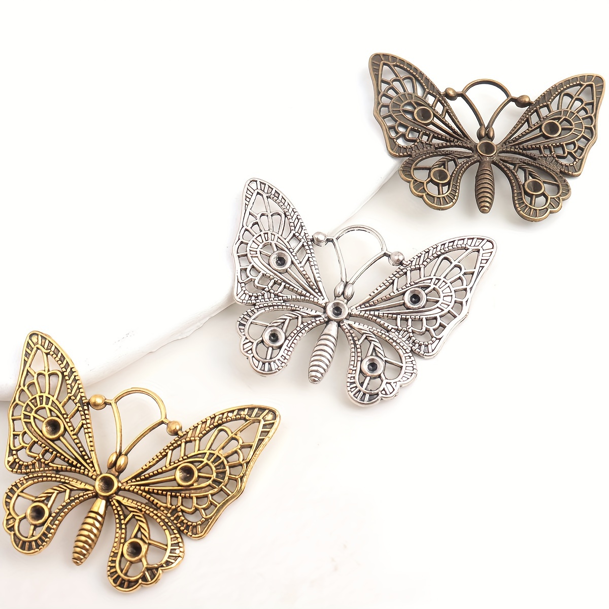 

A Set Of 10 Antique Butterfly Pendants With Hollow Zinc Alloy Golden Craft Accessories, Can Be Used As Keychains Or Backpack Pendants.